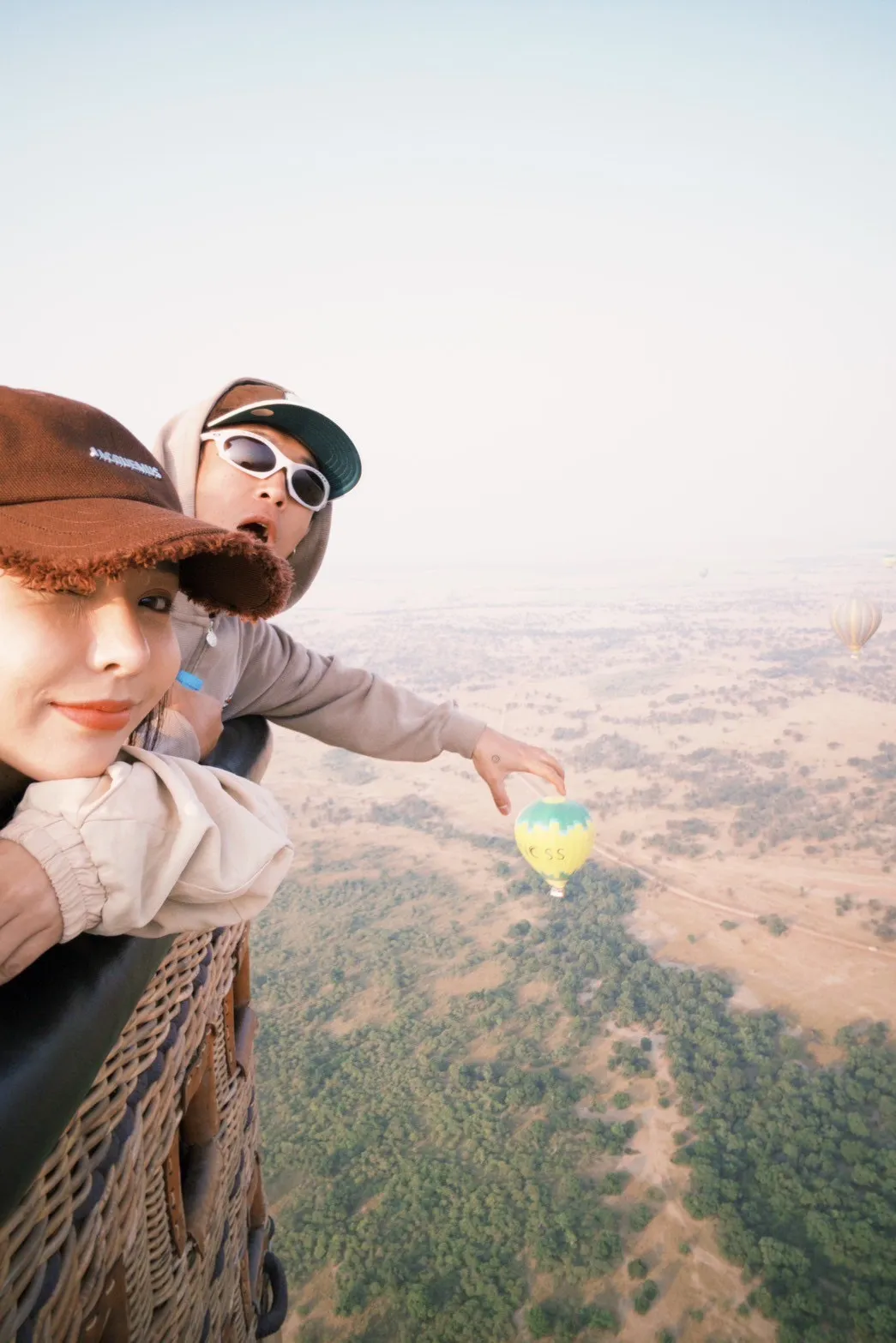 健志（右）与老婆Mia搭热气球一览非洲美景。混血儿娱乐提供