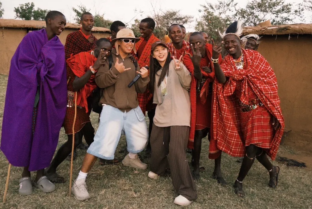 健志（左）与老婆Mia获马赛部落热烈欢迎。混血儿娱乐