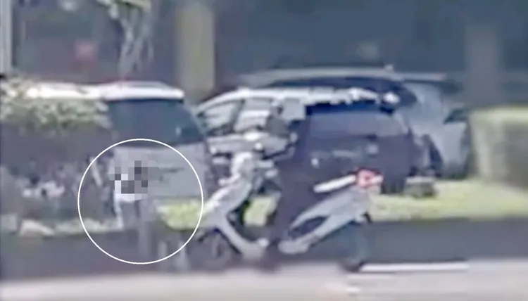 员警勤务中发现老妇人呆坐在马路分隔岛。翻摄画面