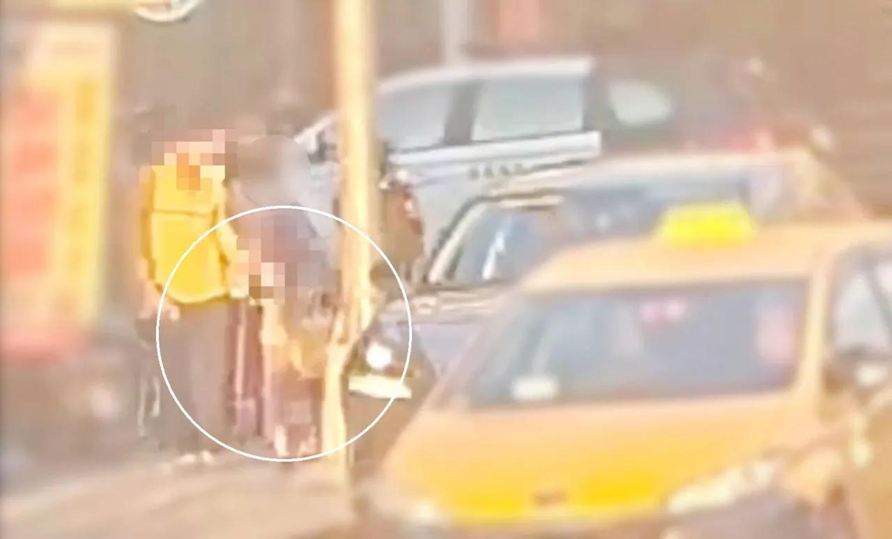 员警将老妇人平安交给家属。翻摄画面