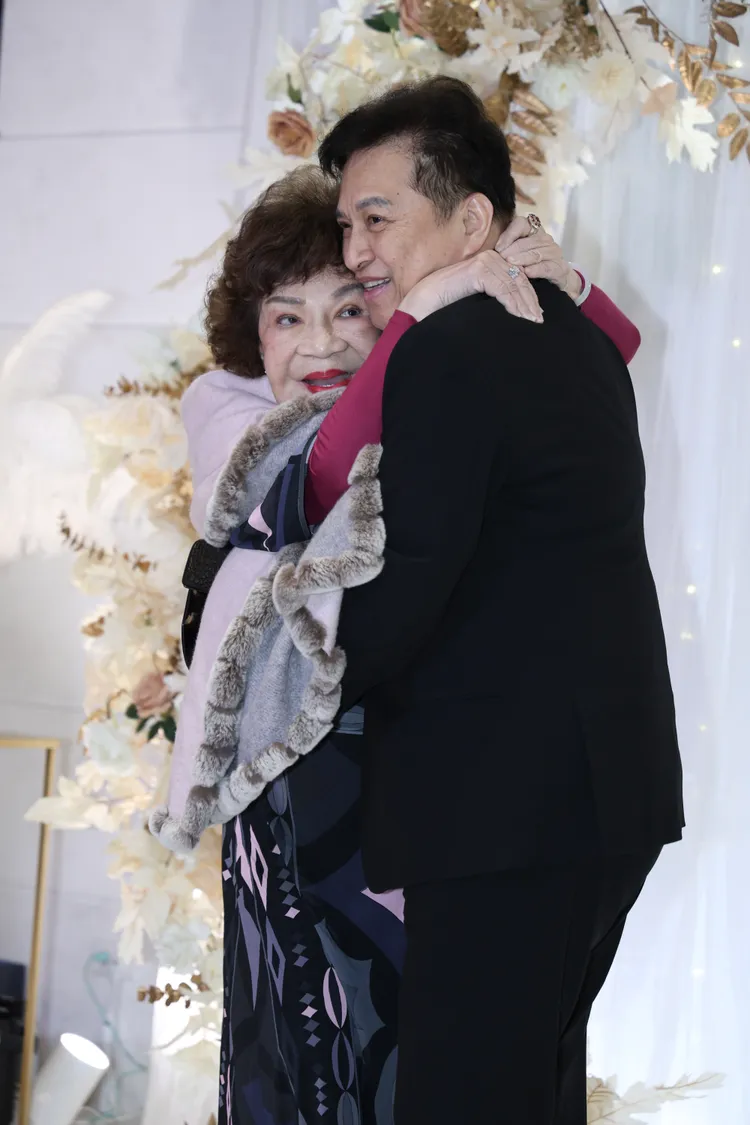 周遊和老公李朝永在高欣欣婚禮擁抱。彭欣偉攝