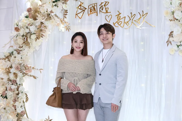 赖慧如挽著老公一起出席婚礼。彭欣伟摄