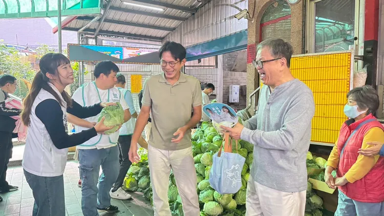 黃國昌服務團隊新店區主任何青瑜發送高麗菜給鄉親。翻攝自何青瑜臉書