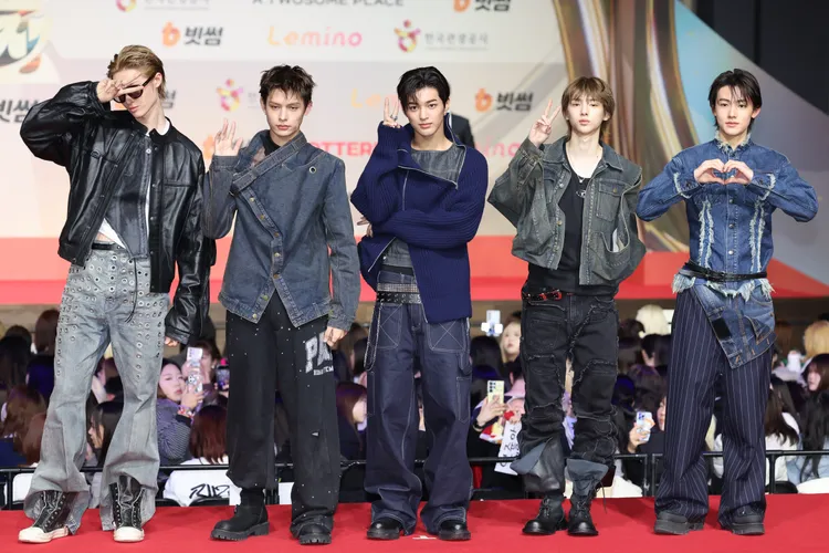 韓國怪物新人男團「CORTIS」日前現身SBS歌謠大戰紅毯，來自台灣的趙雨凡（左 2），展現LV高級珠寶混搭術。品牌提供