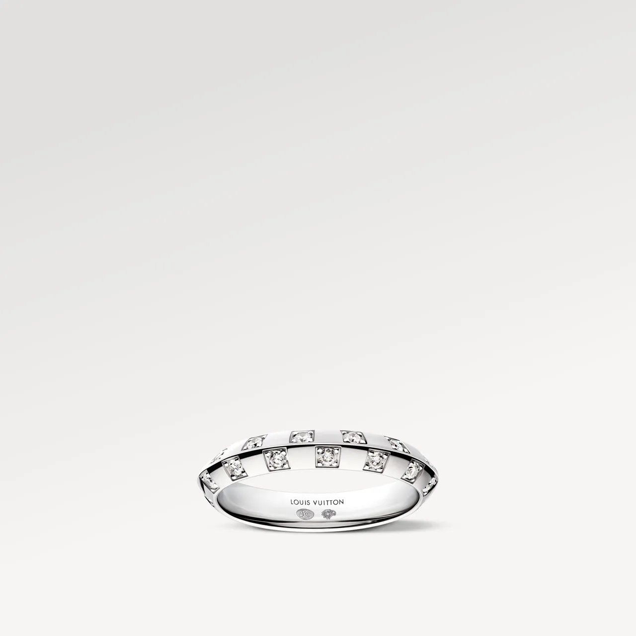 LV Le Damier de Louis Vuitton戒指，配白K金及钻石，3.5毫米，28颗钻石约0.42克拉，15万2000元。品牌提供