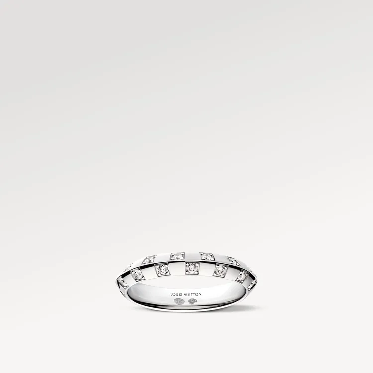 LV Le Damier de Louis Vuitton戒指，配白K金及鑽石，3.5毫米，28顆鑽石約0.42克拉，15萬2000元。品牌提供
