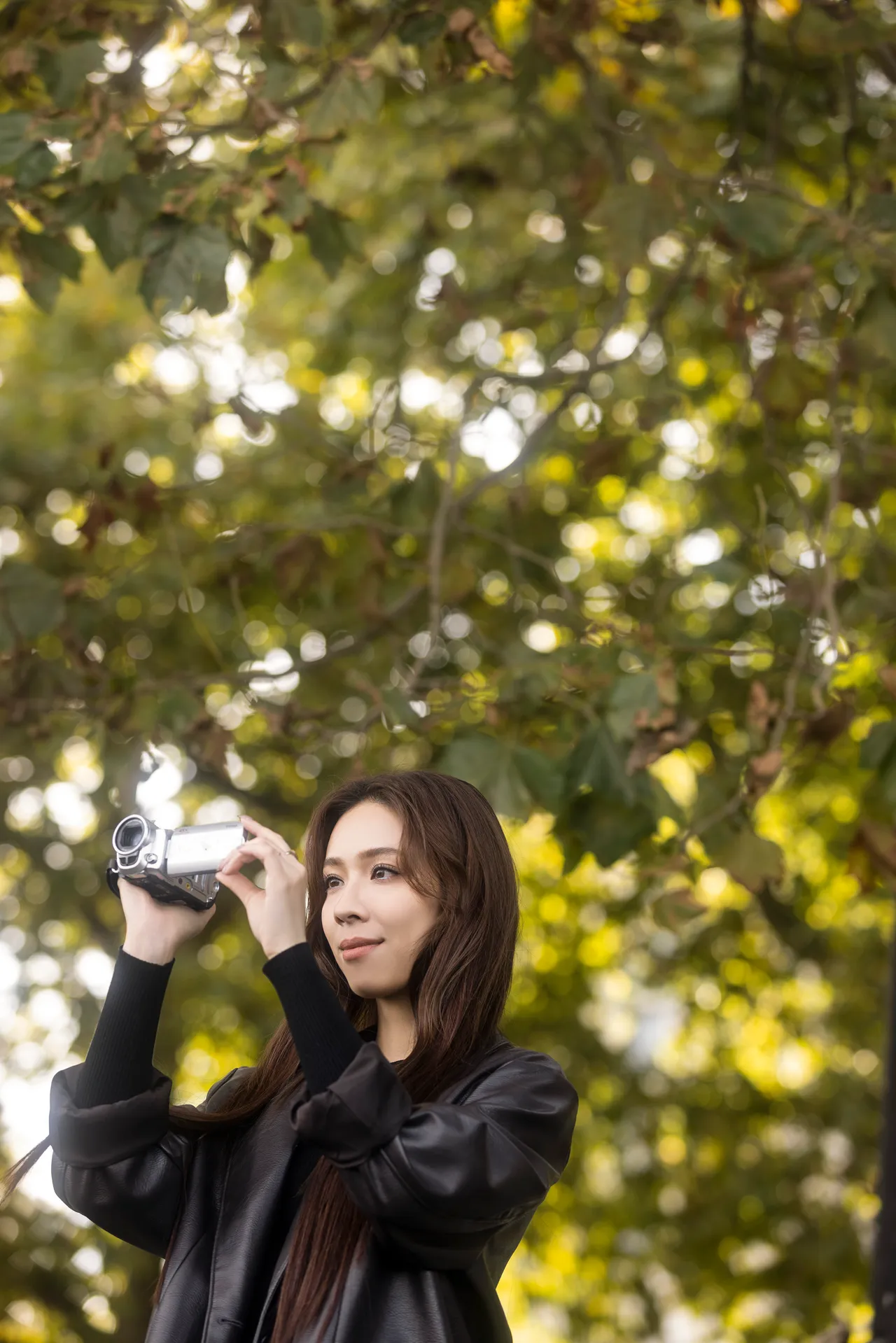 犬青是告五人团体中的唯一正妹主唱。相信音乐提供