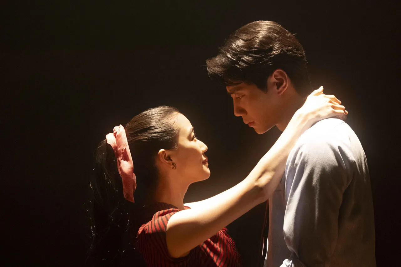 李濬榮（右）首度挑戰日本電影，飾演蒼井優的初戀，有親密吻戲。天馬行空提供