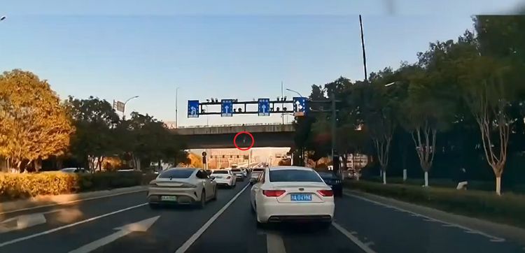 驚悚影片!母拋幼女下天橋「自己再跳共赴黃泉」 駕駛全嚇傻