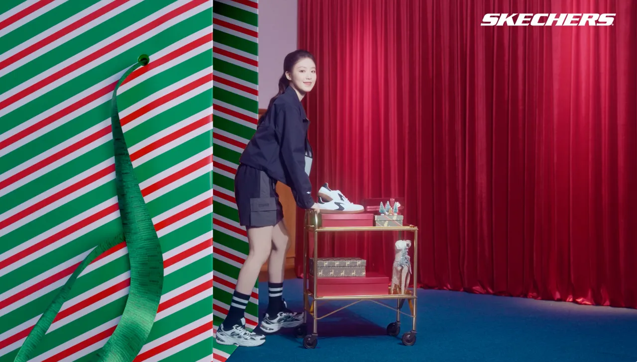 舒華從大型禮物袋中推著聖誕推車俏皮現身。品牌提供