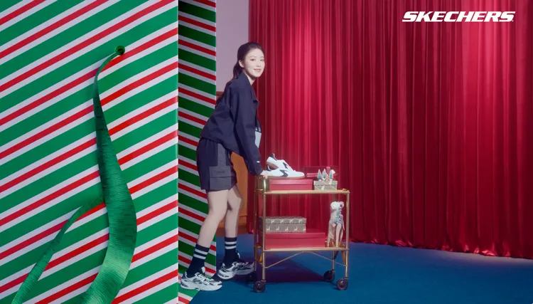 舒華從大型禮物袋中推著聖誕推車俏皮現身。品牌提供