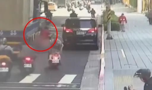 新北恐怖车祸！女骑士与卡车擦撞腿遭辗成断肢　「闪车偏移」一瞬间曝