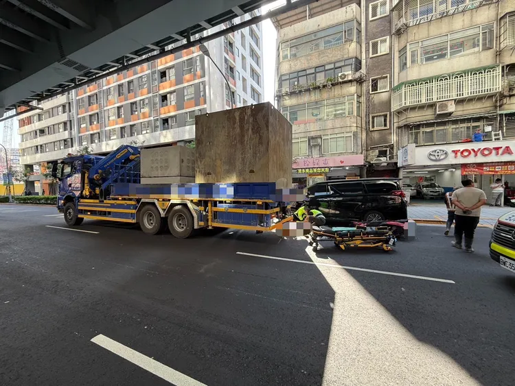 臨停路邊的廂型車遭警方開單，至於車禍肇事責任仍在釐清當中。翻攝畫面