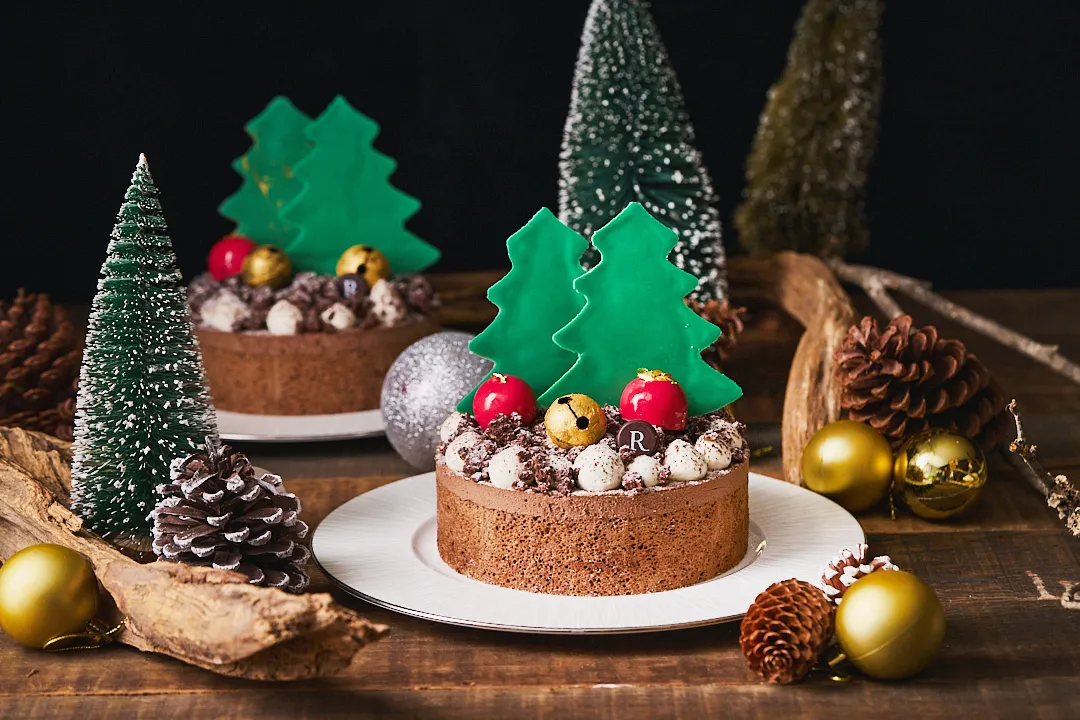 「红珀黑森林蛋糕」以浓醇巧克力蛋糕搭配黑醋栗与樱桃果馅的酸甜层次，外层覆以细致鲜奶油，冬季节庆的经典浪漫。台北士林万丽酒店提供