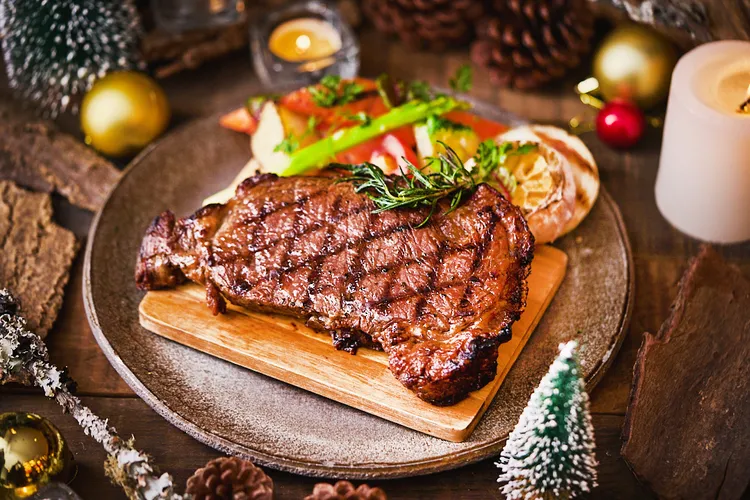 聖誕節大餐首推「爐烤牛肋眼」以紅酒、美式香料慢燉再烤，切面粉嫩、油脂分布均衡，是過節最佳首選。台北士林萬麗酒店提供