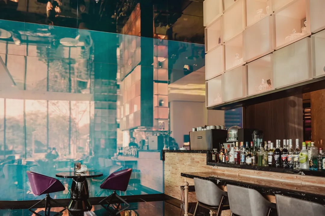 「复刻我的80年代」跨年派对将于12/31 20:00至00:30在 TEA LAB 与 R bar 同步开趴！现场提供逾10款特调与炸物点心无限享用，早鸟订位每位1380 元+10%。台北士林万丽酒店提供