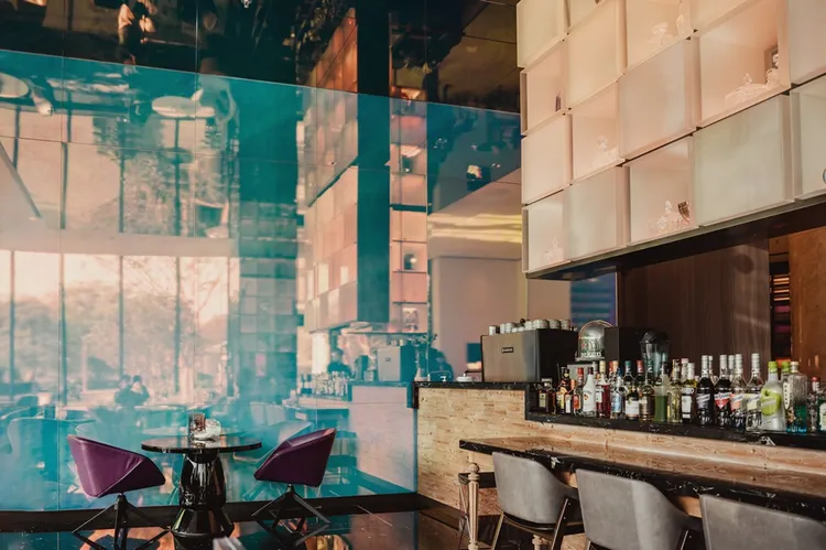 「復刻我的80年代」跨年派對將於12/31 20:00至00:30在 TEA LAB 與 R bar 同步開趴！現場提供逾10款特調與炸物點心無限享用，早鳥訂位每位1380 元+10%。台北士林萬麗酒店提供