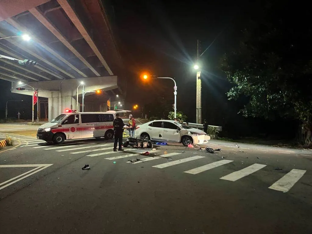 22岁李姓骑士撞上左转轿车，伤重不治。民众提供