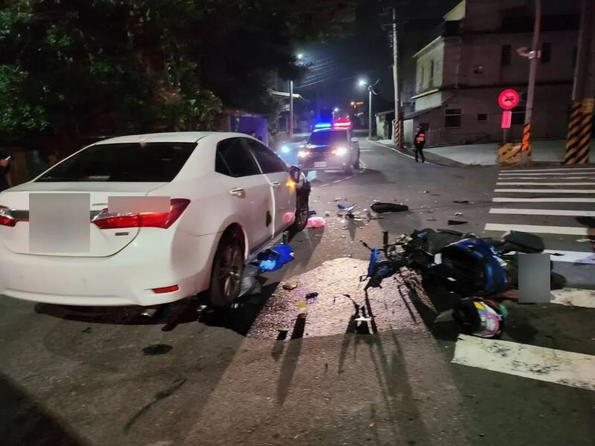 机车撞上左转轿车，造成22岁骑士不幸死亡。民众提供