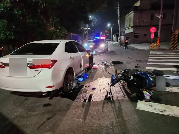 機車撞上左轉轎車，造成22歲騎士不幸死亡。民眾提供