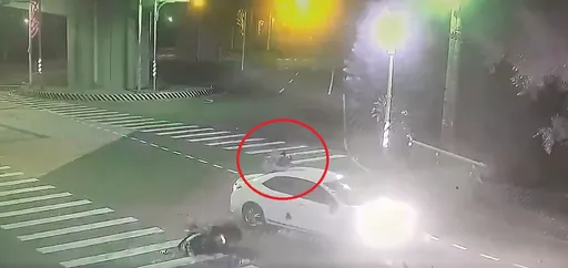 撞击画面曝光！苗栗机车撞左转轿车　22岁骑士弹摔车箱盖身亡