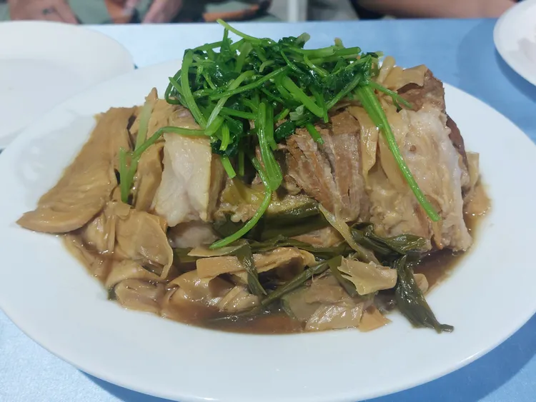 古庭維母親親自烹煮「封肉」，選用黑豬肉，筍乾要先泡水3天。凃建豐攝