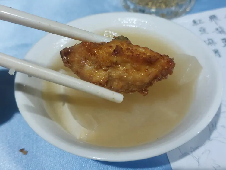 「飛龍頭味噌湯」，由團隊自製豆腐與蔬菜末油炸成形。凃建豐攝