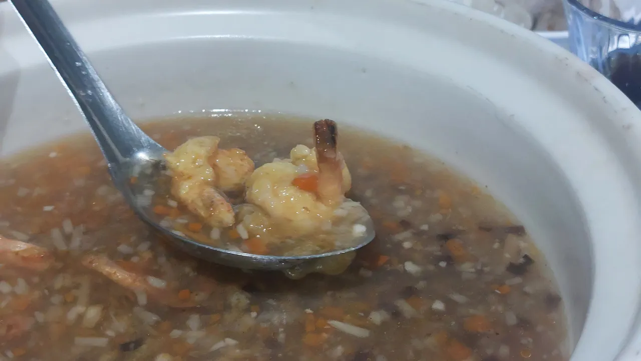 「肉米虾」这道菜，除了虾子以外，需将多种配料切细如米，如切菜地狱。凃建丰摄