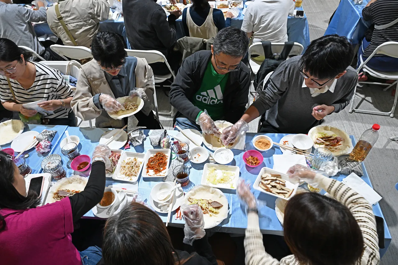 月台文学餐会中，由参加者自行包润饼。旧打狗驿故事馆提供