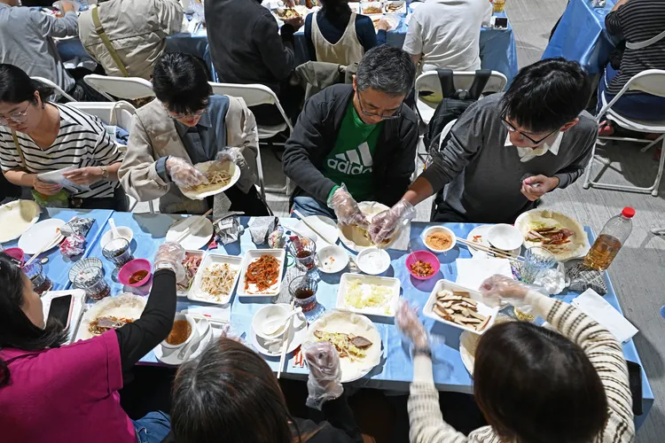 月台文學餐會中，由參加者自行包潤餅。舊打狗驛故事館提供
