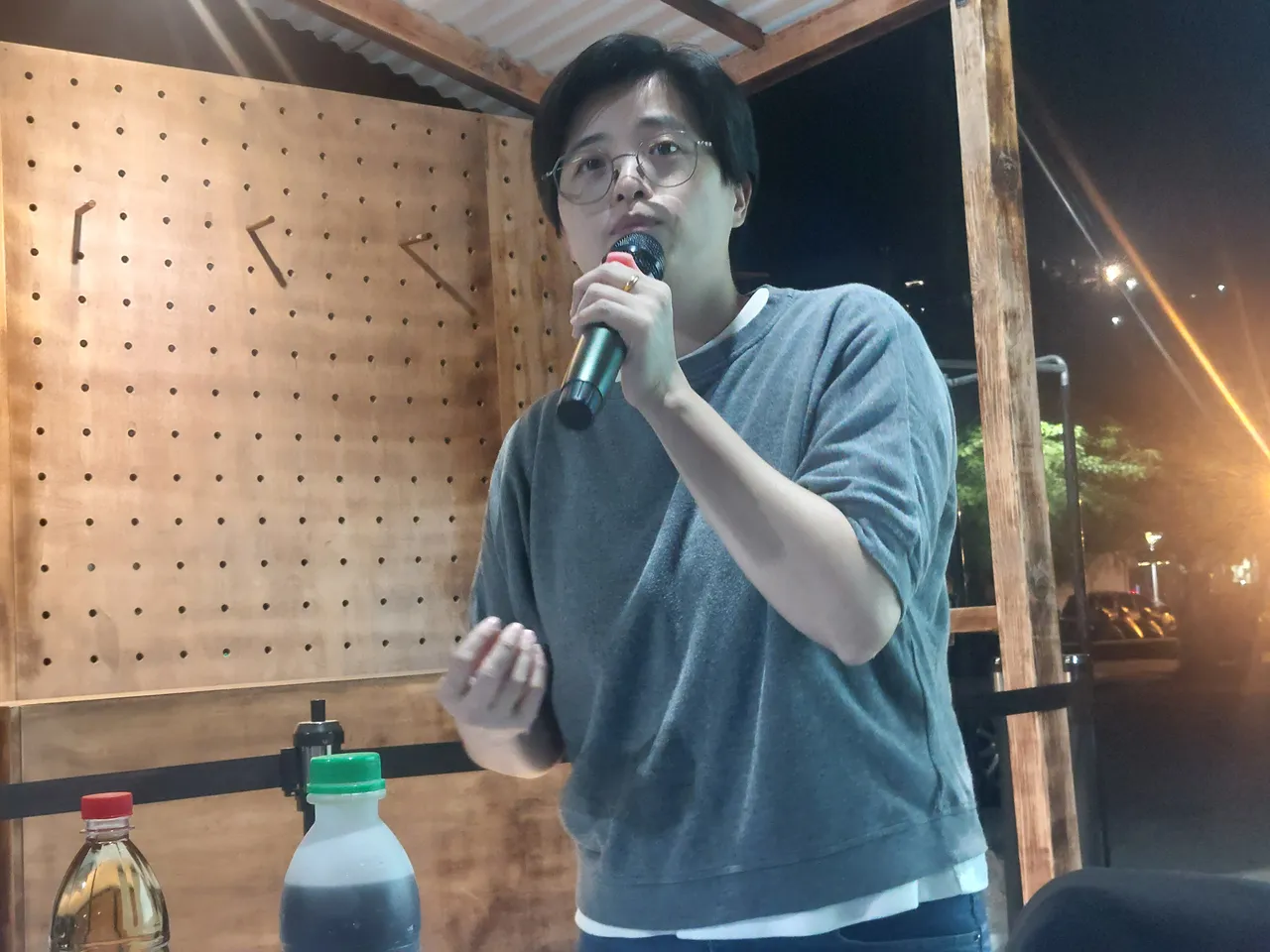 《台湾漫游录》作者杨双子现场与谈，分享铁道、美食及创作历程。凃建丰摄