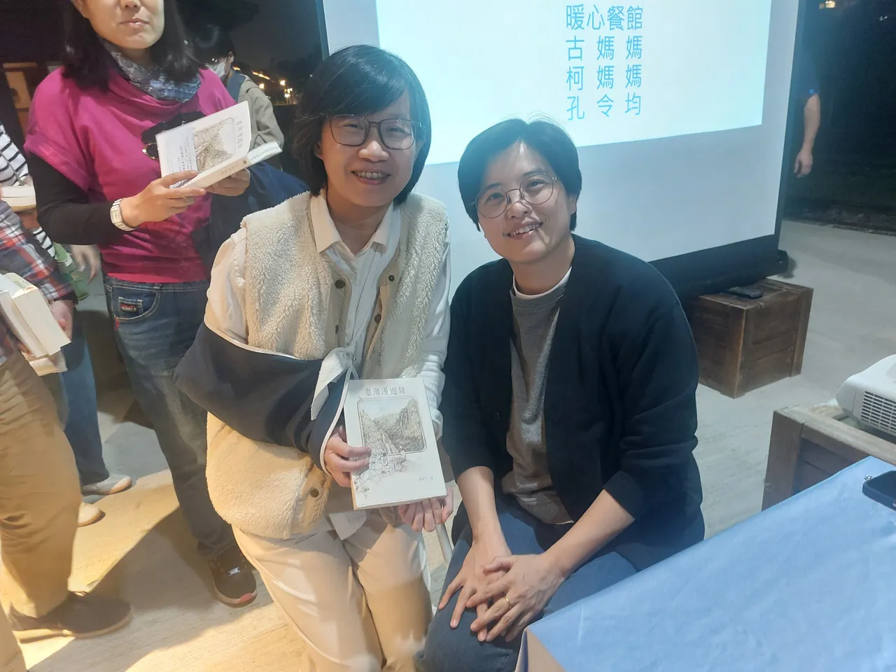 书迷们都把书带到现场请杨双子签名。凃建丰摄