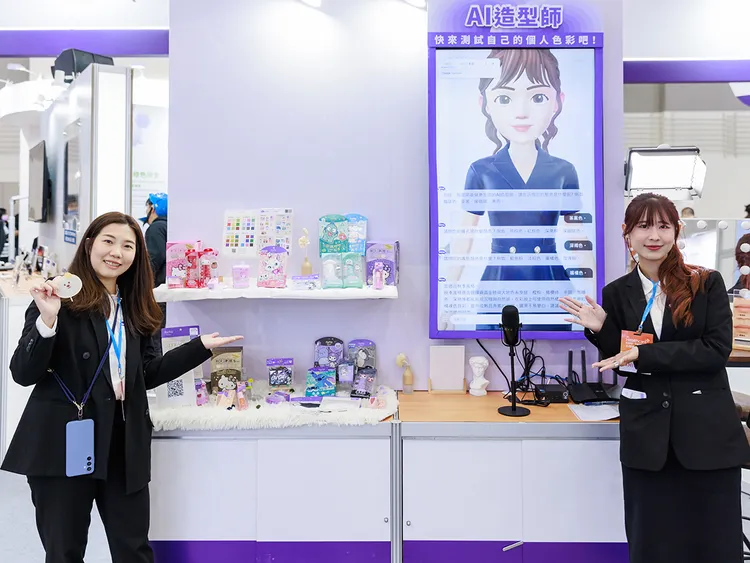 AI造型師系統，即時分析膚色、氣質與臉部特徵，協助匹配最貼合個人的幸福色號。明基提供