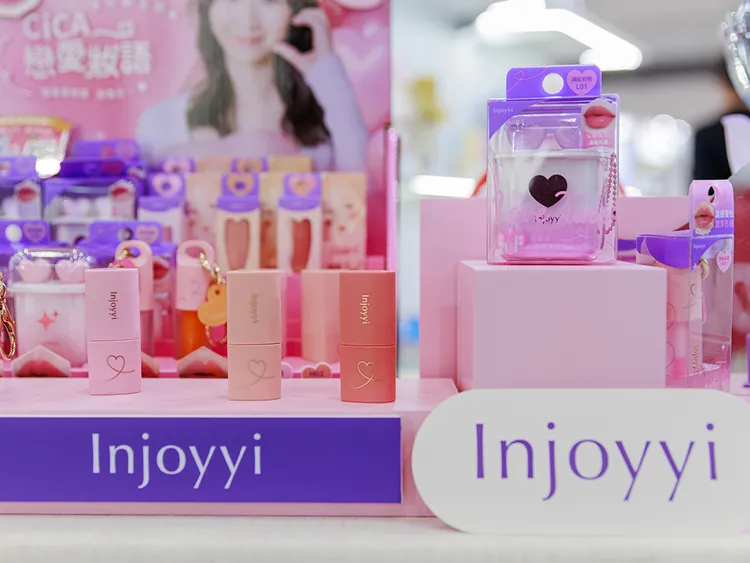 以全新品牌Injoyyi為主軸，推出CICA積雪草修護彩妝，輕鬆打造實用又療癒的日常妝容。明基提供