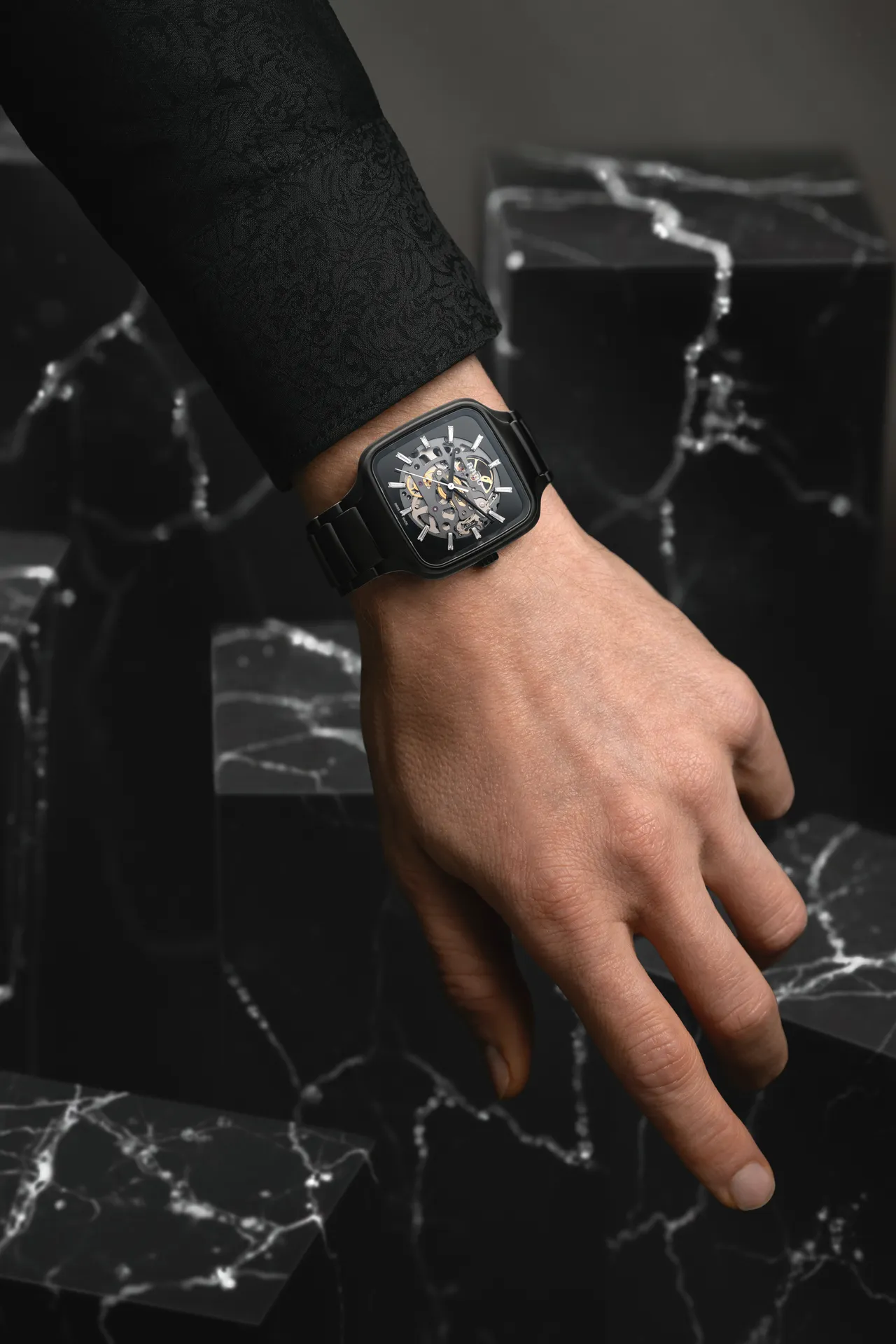 RADO将精密镂空机芯工艺与12颗璀璨梯形钻石结合。品牌提供