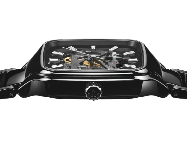 腕錶採用拋光黑色高科技陶瓷打造錶殼與錶鍊。品牌提供