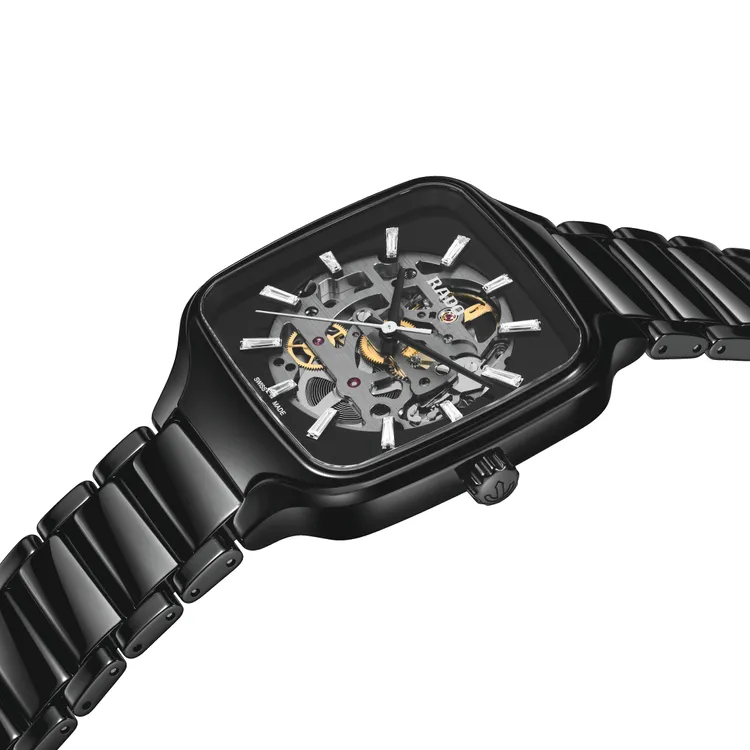 新作亮點在於運用12顆鑽石化為璀璨時標。品牌提供