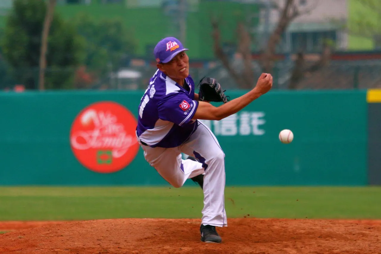 许文铮是国内少数的低肩下勾球投手。翻摄「义大犀牛职棒队」脸书