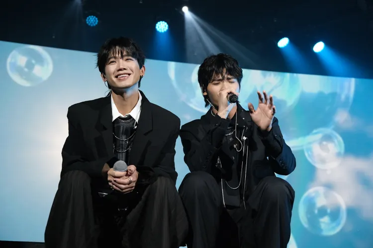 洪言翔（左）、羅章恩深情演唱。三立提供