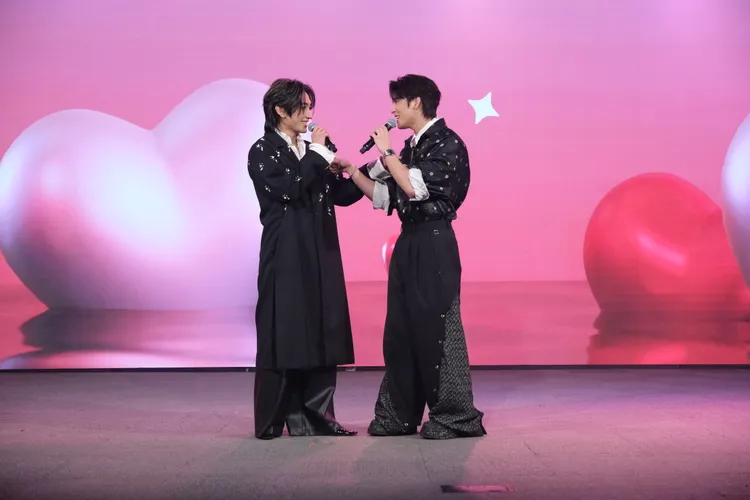 Martin王智騫（左）、Kenji范麒智在台上為香港大火哀悼。三立提供