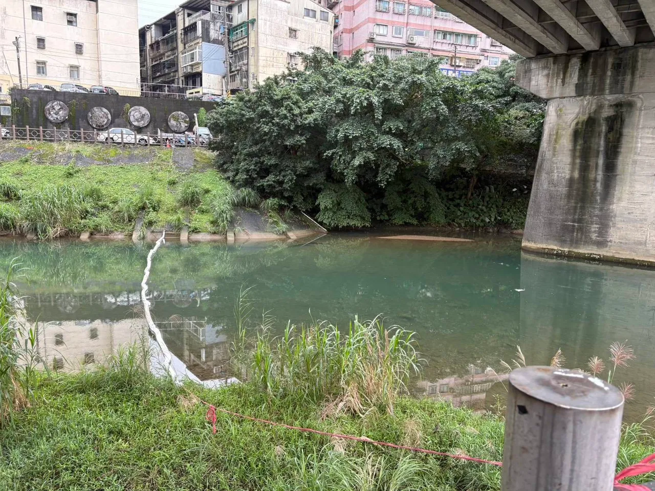 未以防万一环保局在现场布设拦油索。翻摄照片