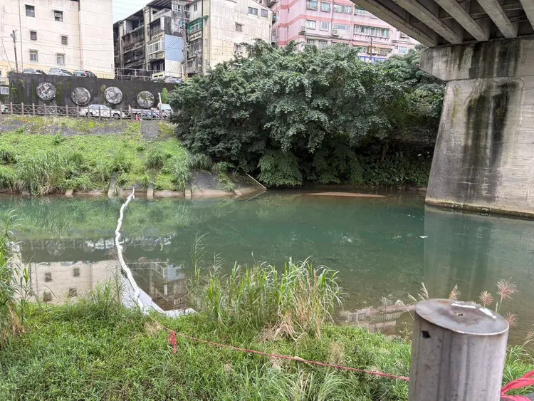 未以防萬一環保局在現場布設攔油索。翻攝照片