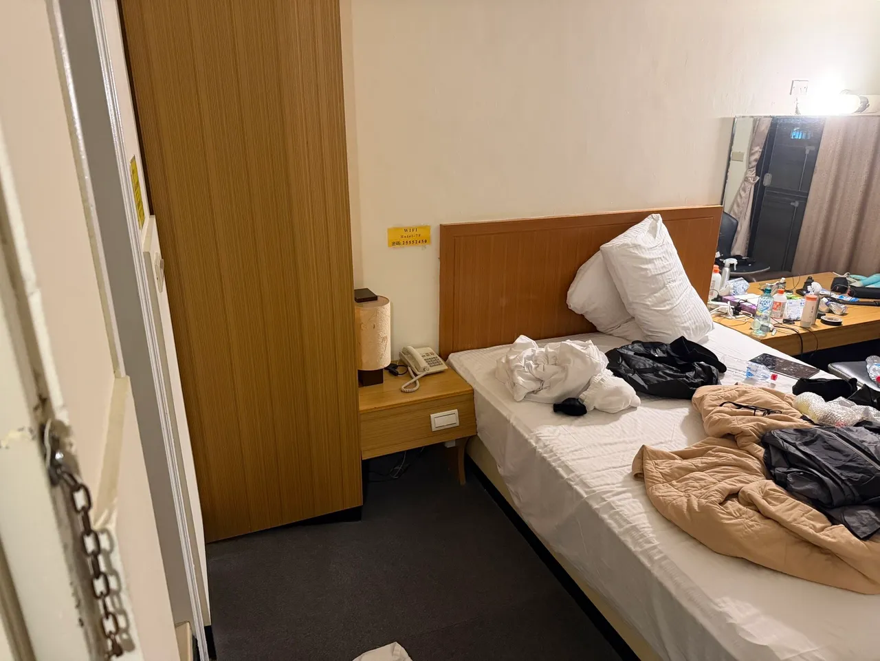 张文所投宿的旅店内部。翻摄画面