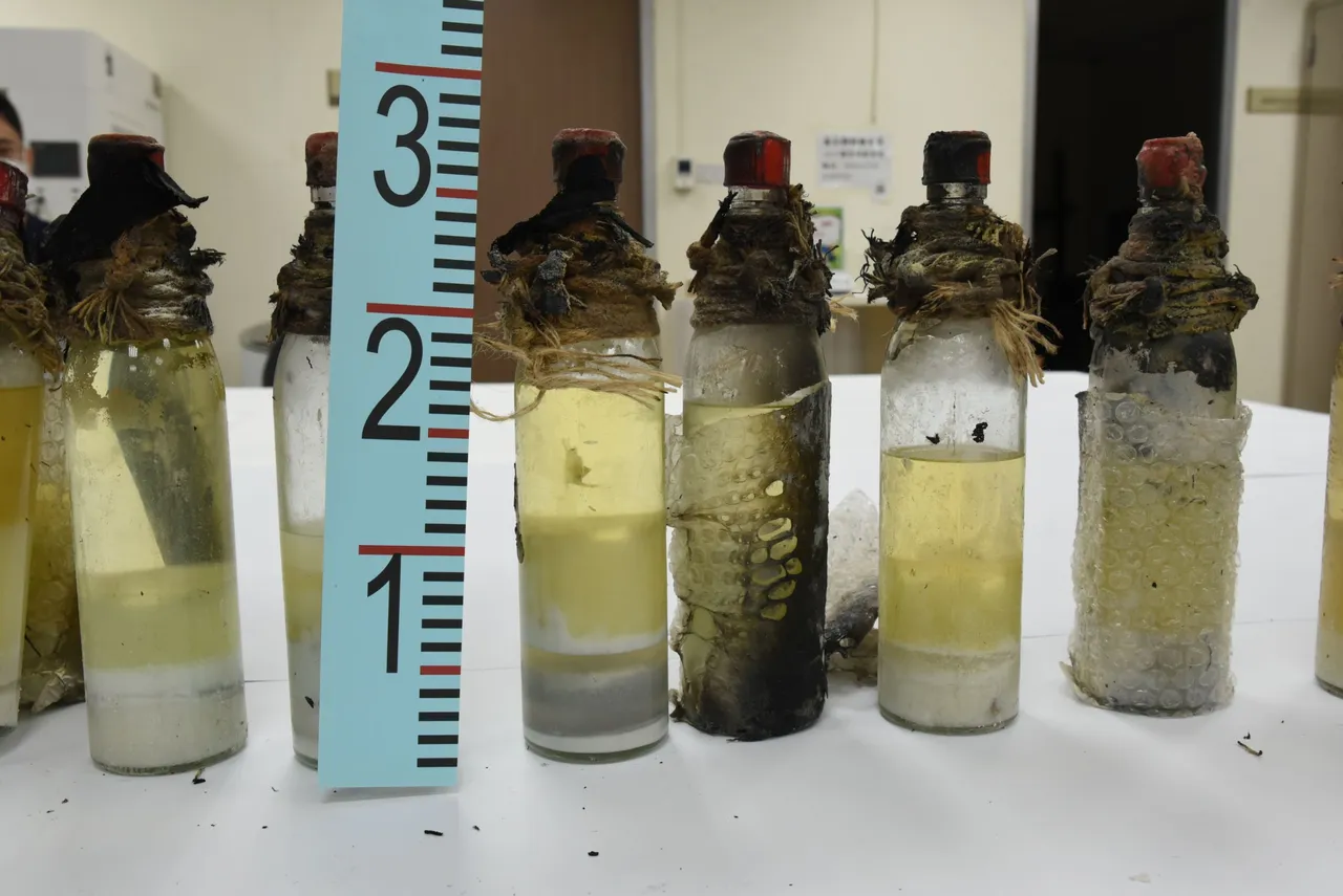 张文自制的汽油弹。翻摄画面