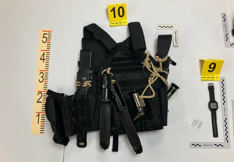 張文所穿的戰術背心。翻攝畫面