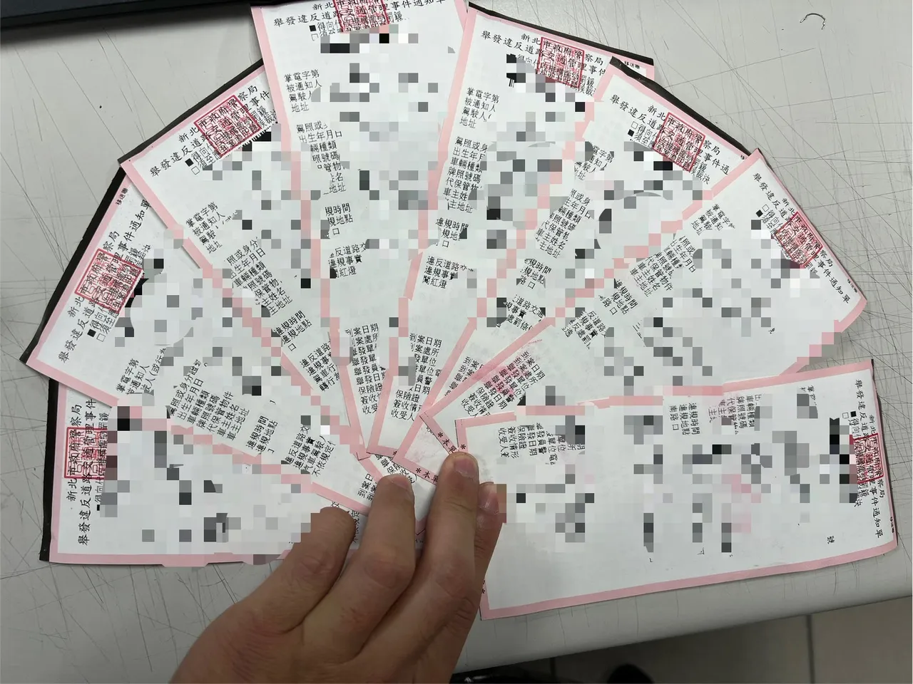 黄嫌除了被公共危险罪法办外，还收下19张罚单，最高罚金达29万多元。翻摄画面