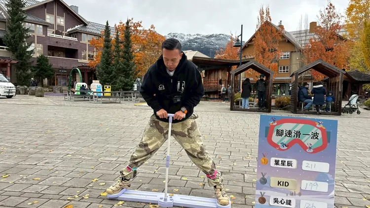 小鐘認真玩遊戲。三立提供