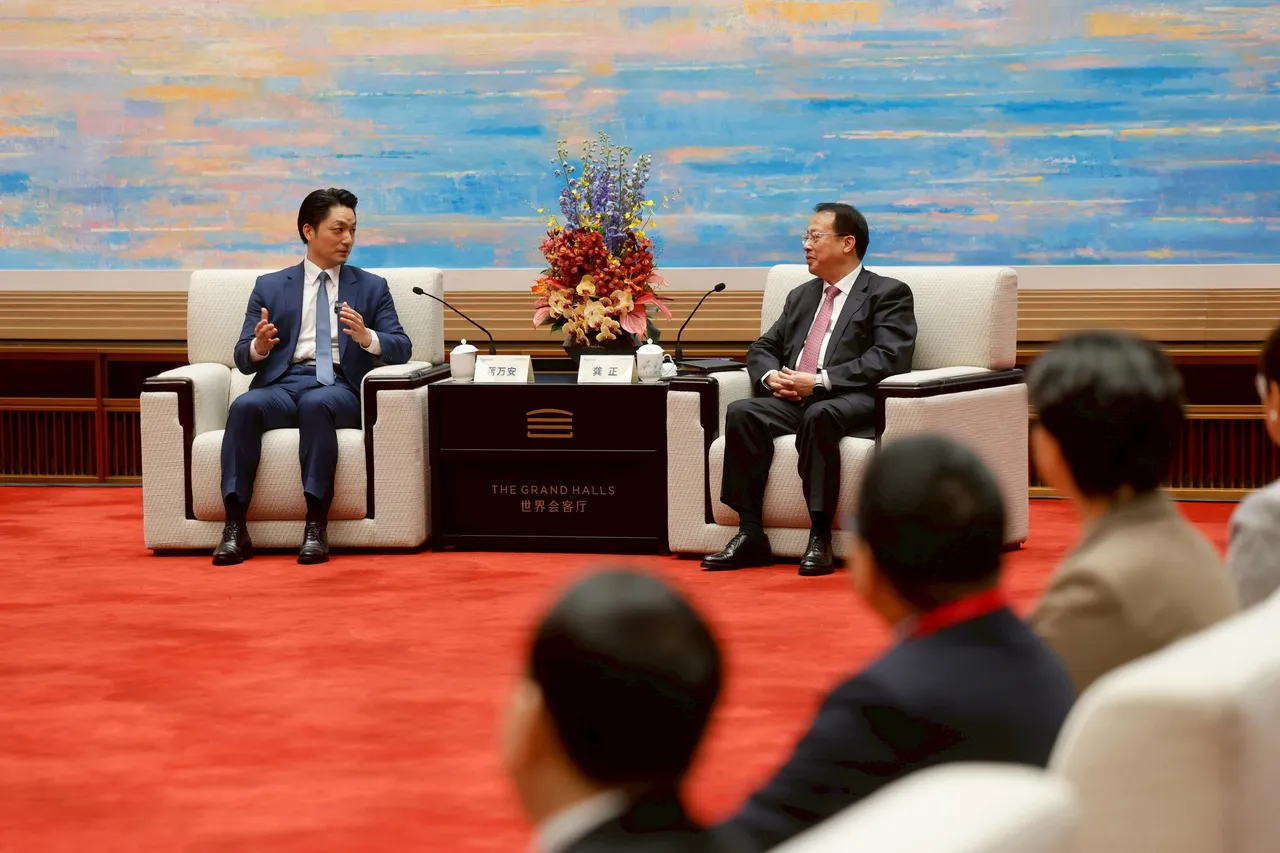 双城论坛台北市长蒋万安赠纪念锡盘寓意「双城好两岸好」。北市府提供