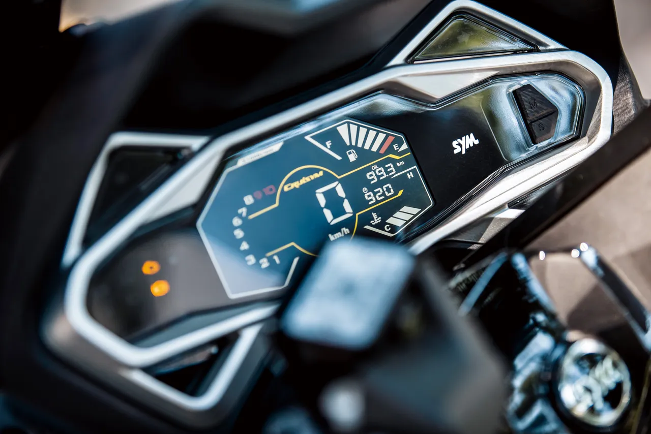 CRUISYM导入全新彩色LCD仪表板，行车资讯显示清晰直觉。业者提供