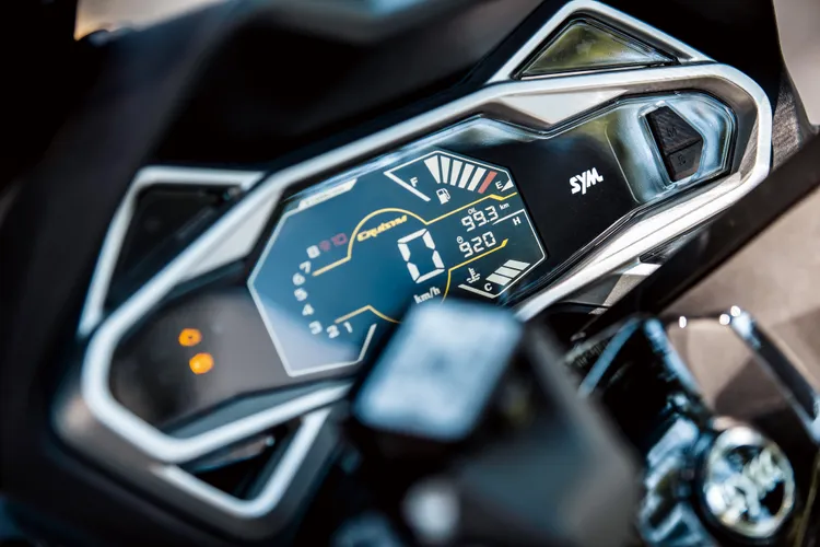 CRUISYM導入全新彩色LCD儀表板，行車資訊顯示清晰直覺。業者提供